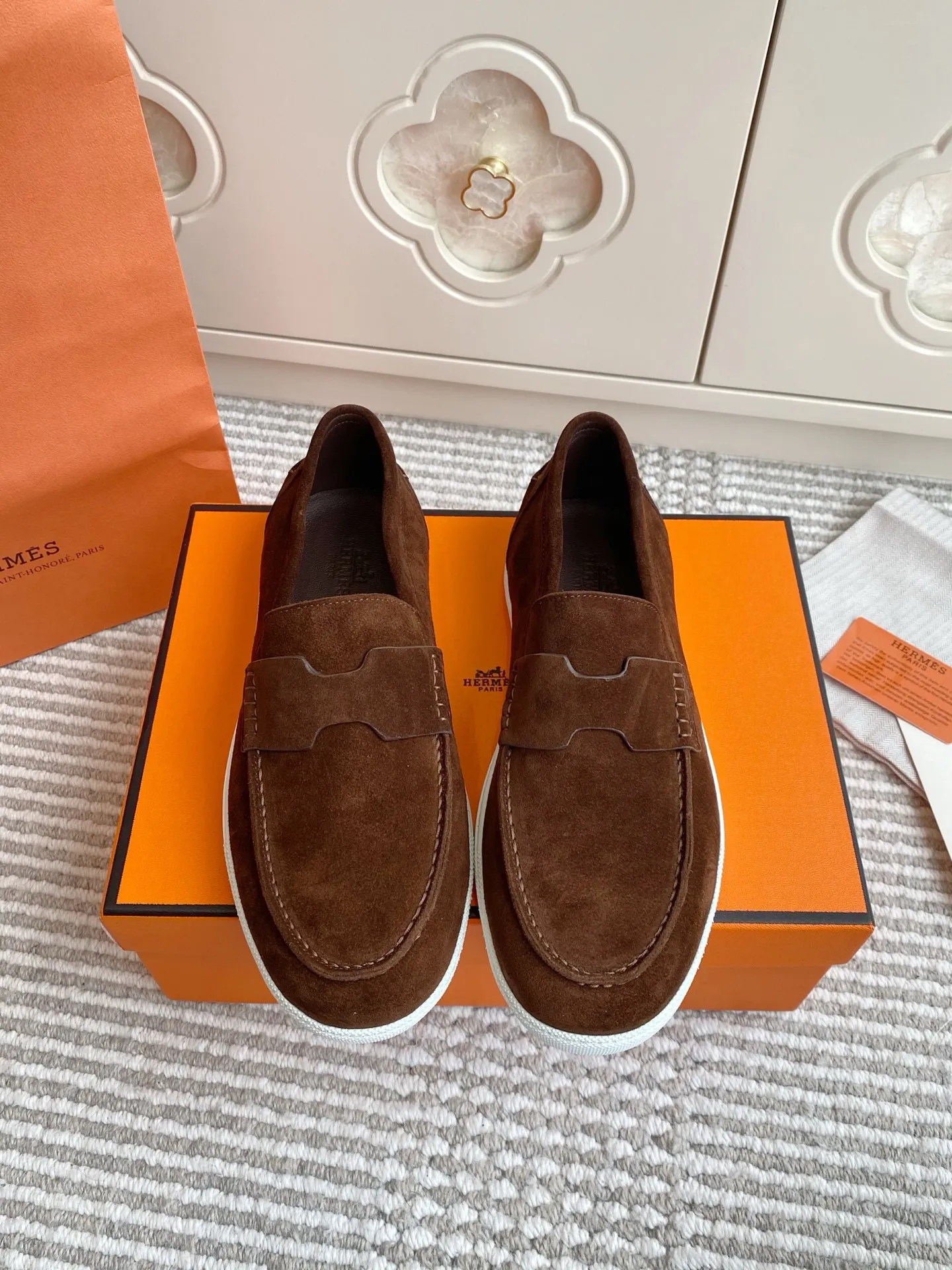 p560✨Hermes Couple Loafers｜Walking in the urban high-end, easily wearing Hermès temperament✨Who says luxury and comfort can’t have both?  This pair of H’s classic loafers really does it!  ▪️"Customized imported Yangjing fabric" is soft and delicate ▪️"Full sheepskin lining" + "soft-soled shoes" design. Your feet will be healed the moment you put them on~ It's like stepping on clouds☁️You won't feel tired after walking all day!  The iconic "H" buckle is low-key and luxurious. It is matched with a rubber outsole. It is lightweight and stylish. Whether you are commuting or shopping, you can easily achieve casual urban style🏙 Can be worn by couples. Full range of sizes, girls 35-41 | boys 39-45. Wear them together when going out. Sweet and high-end💑 Original mold opening. Details are in place. Those who understand will be attracted at a glance ️❤️ #Hermès loafers #coupleshoes #lightweight and versatile shoes